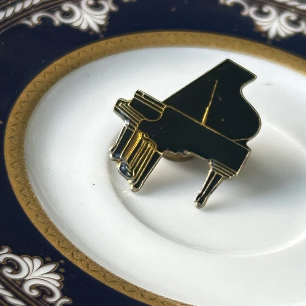 Vintage Black and Gold Baby Grand Piano Tak Pin